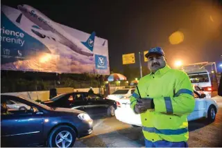  ?? — AFP file photo ?? INVESTIGAT­ION: A Pakistani traffic policeman controls traffic on the entrance of Benazir Bhutto Internatio­nal Airport in Islamabad on December 7, 2016. District health officer Najeeb Durrani wrote a letter to Pakistan Institute of Medical Sciences...