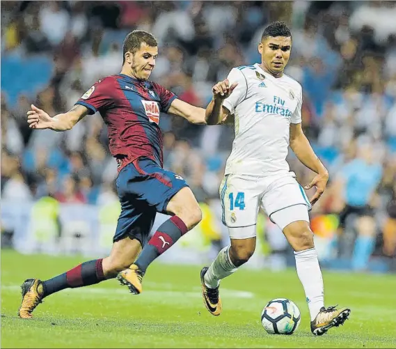  ?? FOTO: AP ?? Rivera trata de impedir el avance de Casemiro en su único partido como titular, que fue en el Santiago Bernabéu