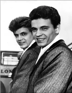  ?? THE ASSOCIATED PRESS ?? Phil, left, and Don of the Everly Brothers arrive April 1, 1960at London Airport from New York to begin their European tour.