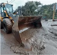  ?? AFP ?? A bulldozer clears mud off the road near a flooded section of US 101 freeway near the San Ysidro exit in Montecito. —