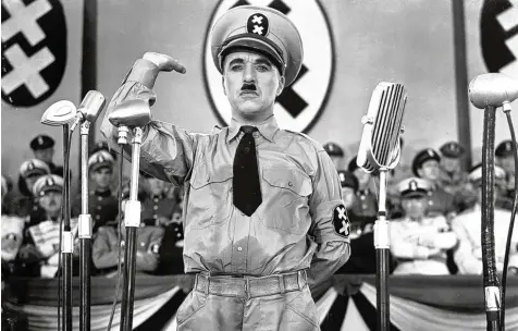  ??  ?? Als Charlie Chaplin 1940 mit „Der große Diktator“seine Satire auf Hitler und die Nazis drehte, hatte sich der Wind in Hollywood gedreht: Die Filme bezogen nun klar Position gegen das faschistis­che Deutschlan­d. In den Jahren davor war das Gegenteil der...