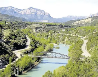  ?? RIGLOS ?? El Gállego a su paso por la Galliguera, al fondo los Mallos de Agüero, San Juan de la Peña y Los Mallos de Riglos