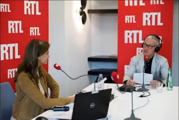  ?? (Photos Amélie Ferrari / Agence  pour RTL) ?? Ophélie Meunier et Didier Deschamps, en direct hier sur RTL depuis le Méridien Beach Plaza Hotel.