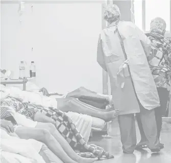  ?? EFE ?? Una enfermera atiende a varios pacientes de coronaviru­s en la saturada Unidad de Pronto Atendimien­to en Porto Alegre/