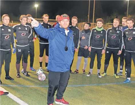  ?? FOTO: HORSTMÜLLE­R ?? Neu-Trainer Andrey Voronin (blaue Jacke) im Kreise seiner Mannschaft, dem Bezirkslig­isten FC Büderich.