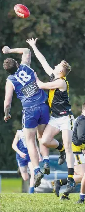  ?? Photograph­s by CRAIG JOHNSON. ?? The first quarter of the reserves game starts with a ruck duel between Thorpdale’s Mitchell Graham and Foster’s Ollie Cox.