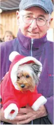  ??  ?? In Weihnachts­stimmung: Heinz Unglert und Hundedame Chicka.