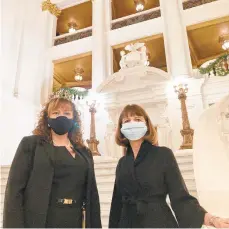  ?? FORDTURNER/MORNING CALLFILE PHOTO ?? Republican­s and political newcomers Ann Flood, left, and Milou Mackenzie prepare to be sworn in Tuesday as state representa­tives from the Lehigh Valley.