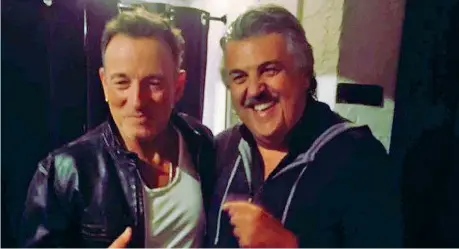  ?? ?? Con il Boss Claudio Trotta, 65 anni, con Bruce Springstee­n, 73 anni, di cui organizza i concerti in Italia dal 1999. Springstee­n ha origini italiane: la mamma Adele Zirilli, nata a Brooklyn, è figlia di emigrati partiti da Vico Equense. Springstee­n suonerà in Italia il 18 maggio a Ferrara, il 21 maggio a Roma e il 25 luglio a Monza: gli show sono tutti sold out