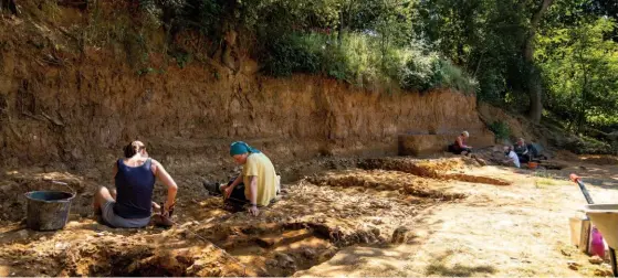  ??  ?? Above: Excavation of the cobble surface in Area iv4