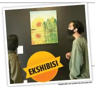  ?? ?? TENTANG KERINDUAN: Pengunjung bersama Firza Alfandi (kanan) melihat lukisan yang dilabeli 00.00 PM.