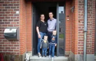  ?? KAREL HEMERIJCKX
FOTO ?? Ouders Tina en Stijn stelden een strikt dagschema op voor zichzelf en de kinderen.