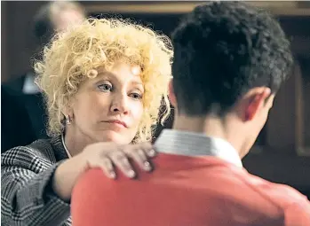  ??  ?? Edie Falco spielt in „Law & Order True Crime“Leslie Abramson, die Anwältin von Erik Menendez im Prozess, ab Donnerstag auf 13th Street bei Sky.