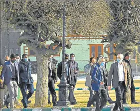  ?? AFP ?? Foreign envoys at the Hazratbal shrine in Srinagar on Wednesday.