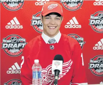  ?? PETERBOROU­GH PETES PHOTO ?? Peterborou­gh Petes' defenceman Cole Fraser was selected by the Detroit Red Wings in the fifth-round of the 2017 NHL Entry Draft in Chicago on Saturday.