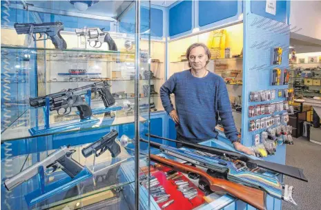  ?? FOTO: THOMAS SIEDLER ?? Karl Rödter ist Waffenhänd­ler in der Aalener Fußgängerz­one. Er macht etwa zehn Prozent seines Umsatzes mit Schusswaff­en.