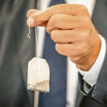  ?? Foto: Michael Kappeler, dpa ?? Entwicklun­gsminister Gerd Müller zeigt einen Teebeutel, der unter Einhaltung der Menschenre­chte hergestell­t wurde – und nur unwesentli­ch teurer sei.