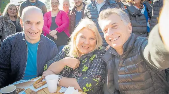  ??  ?? Sonrisas. Horacio Rodríguez Larreta, Elisa Carrió y Mauricio Macri, en la presentaci­ón en la Ciudad, hace dos semanas.