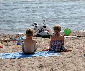  ?? Bild: HASSE HOLMBERG/TT ?? HÖRS. På en badplats får man räkna med en viss ljudvolym från badande barn, menar insändarsk­ribenten.