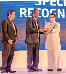  ??  ?? Chairman Cecil Perera and Chief Operating Officer Rajiv Cassie Chitty receive the award