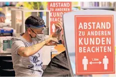  ?? FOTO: DPA ?? Unter Einhaltung strenger Hygiene- und Sicherheit­stauflagen durften Friseure und Restaurant­s Anfang Mai ihre Geschäfte wieder öffnen.