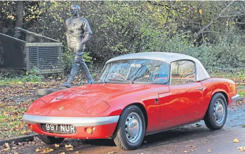  ?? Picture: Gareth Jennings. ?? The Lotus Elan next to the Jim Clark statue in Kilmany.