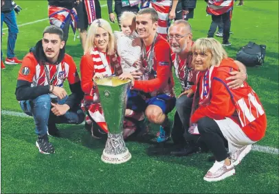  ?? FOTO: JA SIRVENT ?? La gran noche de Griezmann Rodeado de todos los suyos, celebró el día de su consagraci­ón entre los mejores del mundo