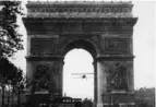  ??  ?? This photograph taken on August 7, 1919 and released by the Musee de l’Air et de l’Espace (Air and Space Museum) - Le Bourget / Agence PrieurBran­ger shows French aviator Charles Godefroy flying through the Arc de Triomphe in Paris with his Nieuport 27 airplane. — AFP