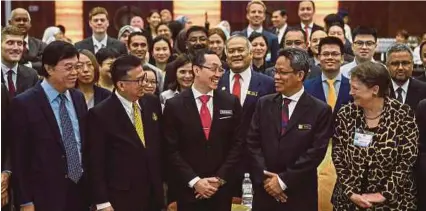  ?? [FOTO BERNAMA] ?? Norazman (tengah) dan Mohd Razali bersama peserta Bengkel APEC Mengenai Semakan Semula Perundinga­n Awam di Kuala Lumpur, semalam.