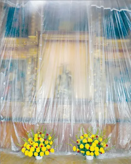  ??  ?? La veneración de la comunidad no se detuvo con los sismos, como se observa en la iglesia de Santo Domingo, en San Cristóbal de las Casas, Chiapas, a cuyos santos se les siguen poniendo flores ■ Foto Mónica Mateos-Vega