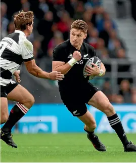  ?? PHOTO: GETTY IMAGES ?? Crusaders first five-eighth Richie Mo’unga, left, playing for the Barbarians, totally outplayed Beauden Barrett, right, at Twickenham last weekend.