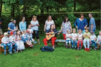  ?? Foto: Walter Kleber ?? Mit dem Feuerwehrl­ied eröffnete der Kindergart­en St. Wolfgang Mickhausen das Sommerfest.