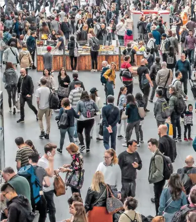  ?? ALAMY. ?? Crowds of passengers on King’s Cross station concourse in August 2018. Transport Focus Chief Executive Anthony Smith says the Williams Review must deliver real change for the passenger.