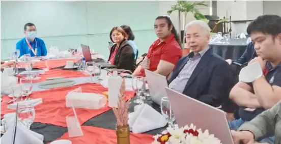  ?? PHOTOGRAPH COURTESY OF RAFFY AYENG FOR THE DAILY TRIBUNE ?? TRADE Secretary Alfredo Pascual (3rd from right) discusses with the members of the media its plans on how to equip the country to be investment ready for the upcoming year.