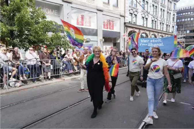  ?? FREDRIK HAGEN / NTB SCANPIX ?? Diskrimine­ringsminis­ter Trine Skei Grande (V) i årets Pride-parade i Oslo. Nå vil hun utrede et forbud mot homoterapi.