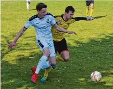  ?? Foto: Luis Bauer ?? Daniel Biehal hatte vor allem im ersten Abschnitt Mühe mit Ehekirchen­s Maximilian Schmidt. Dann setzte sich der TSV Gersthofen (rechts) durch.