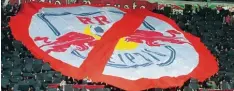  ?? Foto: Ulrich Wagner ?? RB Leipzig, der vom Getränkeko­nzern Red Bull gelenkte Bundesligi­st, ist für viele FCA Anhänger, besonders aus der Ultraszene, ein rotes Tuch.