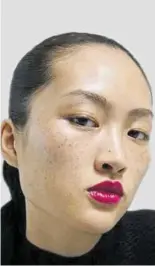  ??  ?? Jing Wen: Topmodel trotz Sommerspro­ssen.