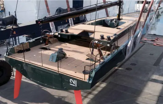  ??  ?? In alto il Vismara 69 Nacira, nel pieno della tradizione del cantiere, una barca custom fortemente innovativa perché porta nel mondo della crociera, sia pur quella sportiva, i concetti tipici degli open oceanici come gli Imoca 60.