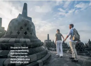  ??  ?? Stupas in Gestalt von rautenförm­ig durchbroch­enen Steinglock­en, in denen jeweils eine Buddhafigu­r sitzt.