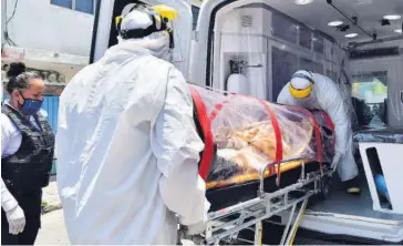  ?? FOTO: EL DEBATE ?? > Traslado en ambulancia de un paciente que padece coronaviru­s.