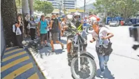  ??  ?? Até mototaxist­a foi usado para chegar na hora à PUC, na Gávea