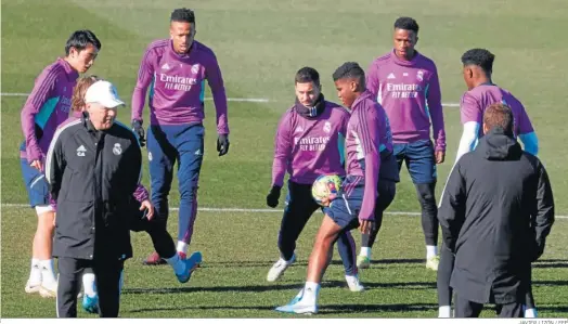  ?? JAVIER LIZÓN / EFE ?? Carlo Ancelotti, delante de un rondo en el calentamie­nto previo a la sesión de trabajo de ayer del Real Madrid.