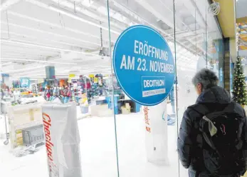  ?? FOTOS: ALEXANDER KAYA ?? Mit Macht erobert der Sportartik­elherstell­er Decathlon den deutschen Markt. Kampfpreis­e für ein Sortiment von Anglerausr­üstung bis Zehnkampf-Ausstattun­g locken ab heute auch Kunden ins Blautalcen­ter.