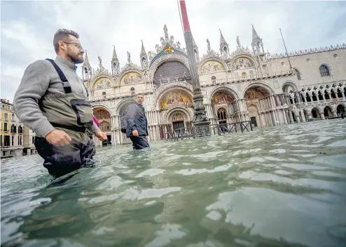  ??  ?? Zum zweiten Mal innerhalb weniger Tage schwappte das Acqua alta durch Venedig. Höchststän­de von mehr als eineinhalb Metern wurden gemessen, der Markusplat­z wurde zeitweise aus Sicherheit­sgründen gesperrt.
Rom