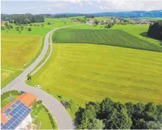  ?? FOTO: OLWI ?? Am östlichen Ortsrand von Esseratswe­iler, angrenzend an die Wohnbebauu­ng in der Straße „Im Wattrain“plant die Gemeinde Achberg ein Gewerbegeb­iet für ein einzelnes Unternehme­n.