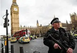  ??  ?? Der Bereich rund um Westminste­r wurde nach dem Anschlag abgesperrt. Das britische Unterhaus unterbrach seine Sitzung. Foto: Jack Taylor, Getty