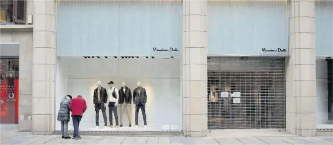  ?? Ferran Nadeu ?? Una de las tiendas de las grandes marcas que hay en el Portal de l’Àngel, ayer, con la persiana echada.
