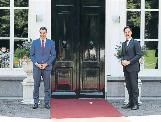  ?? MONCLOA / EP ?? Sánchez y Rutte, en una imagen distendida previa a su reunión de ayer, en la residencia oficial del primer ministro holandés, en La Haya