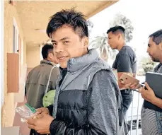  ??  ?? Eliseo Ortiz, de 17 años, llegó a San Bernardino junto a su padre; hoy reciben ayuda de activistas locales.